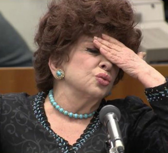 Gina Lollobrigida, il giudice ordina di prelevare i suoi gioielli e gli oggetti di valore e lei si infuria: “Mi fanno morire in modo ignobile, come ai delinquenti”