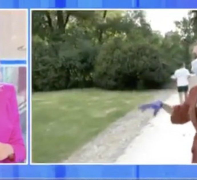 Pomeriggio 5, l’inviata è in diretta dal parco ma alle sue spalle un runner si abbassa i pantaloni mostrando il lato b