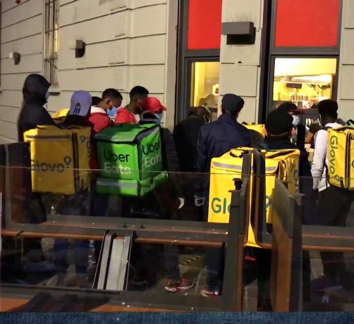 Sono le Venti (Nove), rider costretti a lavorare senza dispositivi di sicurezza e ammassati fuori dai locali: “Un’ora in fila per tre euro”