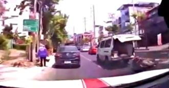 Copertina di L’ambulanza corre verso l’ospedale ma perde il paziente lungo la strada: il video dalla Thailandia