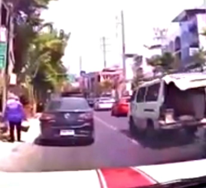 L’ambulanza corre verso l’ospedale ma perde il paziente lungo la strada: il video dalla Thailandia