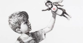 Copertina di Banksy, un nuovo quadro: l’infermiera è una supereroina e il bimbo gioca con lei. Chi è Florence Nightingale e perché sorriderebbe vedendo l’opera