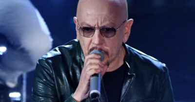 Copertina di Sanremo 2021, Enrico Ruggeri attacca il ministro Franceschini: “Dovrebbe stare dalla parte di chi fa musica, non contro”