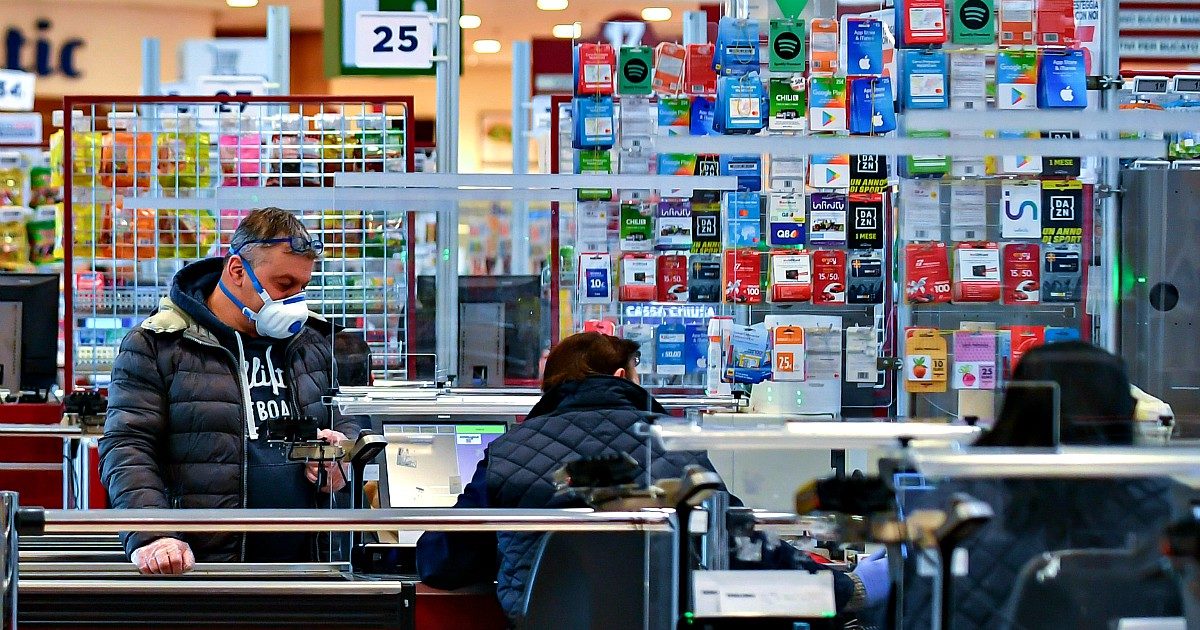 Licenziato per assenze Covid: arrivano gli ispettori. Ma nessuna tutela di legge per le patologie post virus: benservito dopo 180 giorni a casa