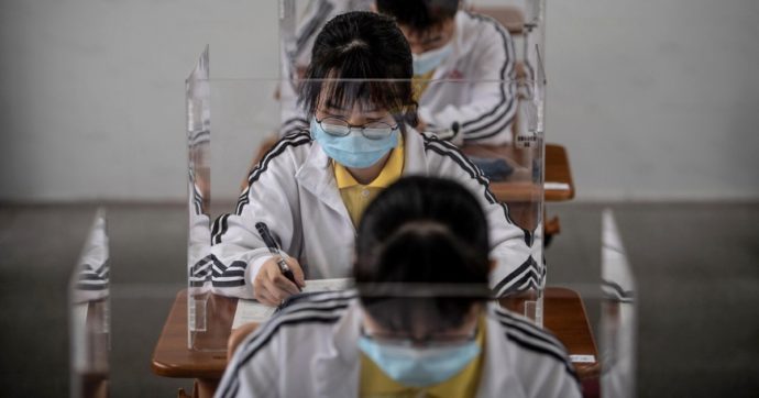 File, mascherine e banchi schermati Wuhan, il primo della classe ha 36,8