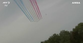 Copertina di Londra, le Red Arrows celebrano la Giornata della Vittoria nonostante il lockdown: lo spettacolo nei cieli della capitale. Le immagini