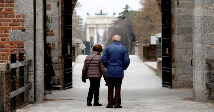 Copertina di “A 80  anni finalmente mi godo mia moglie”. E la moka batte il bar