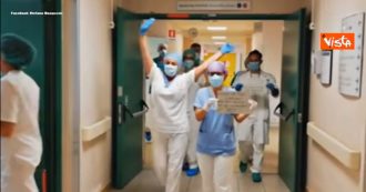 Copertina di Coronavirus, dimesso l’ultimo paziente all’ospedale di Fidenza: la danza di medici e infermieri per festeggiare