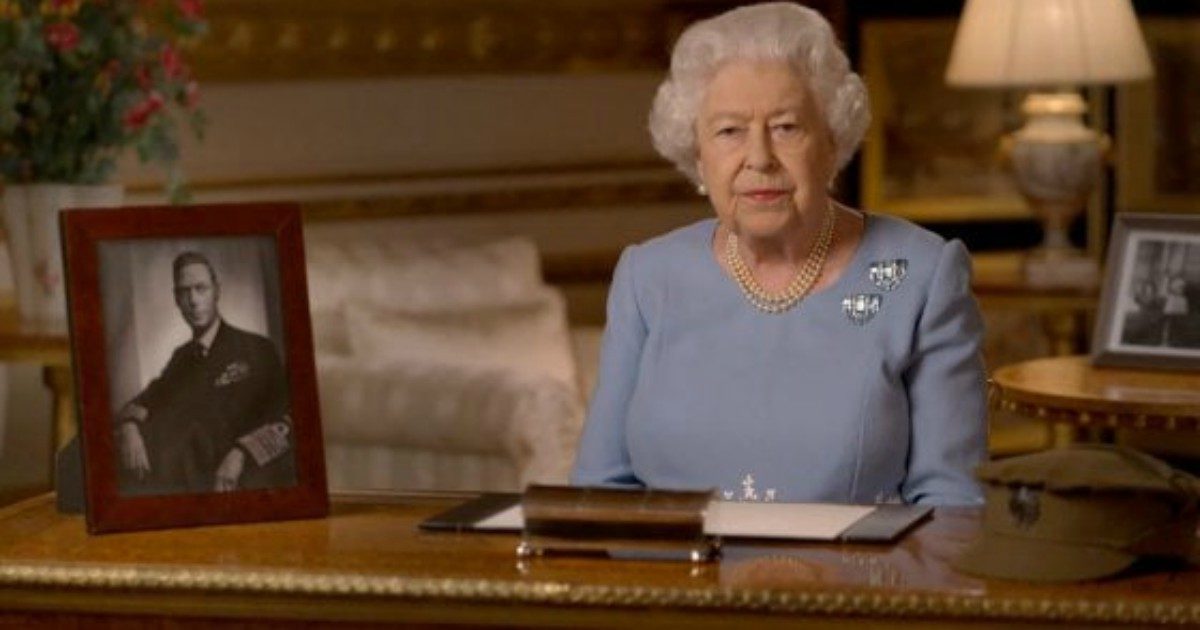 “Mai arrendersi, mai disperare”: la regina Elisabetta esorta i sudditi e mostra le foto del padre