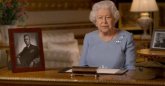 Copertina di “Mai arrendersi, mai disperare”: la regina Elisabetta esorta i sudditi e mostra le foto del padre