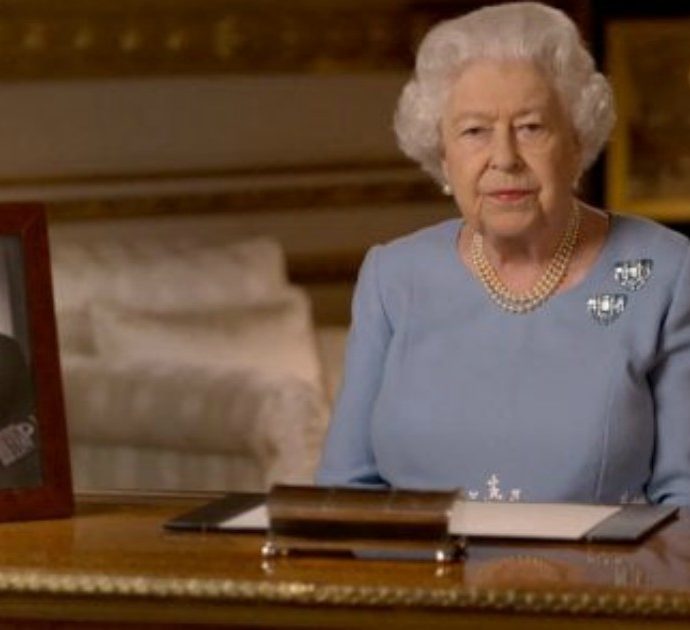 La regina Elisabetta dice addio a Buckingham Palace: ecco perché ha deciso di trasferirsi a vivere al Castello di Windsor