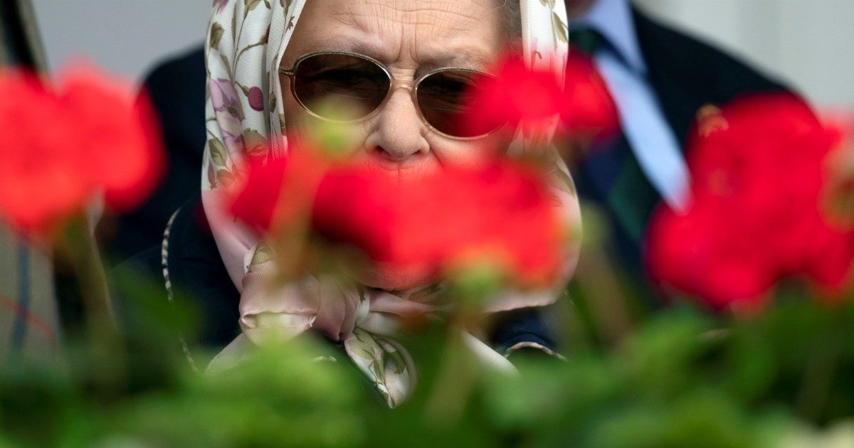 La regina Elisabetta II è tornata ad Ascot (e anche le scommesse sul colore del suo cappello) – FOTO e VIDEO