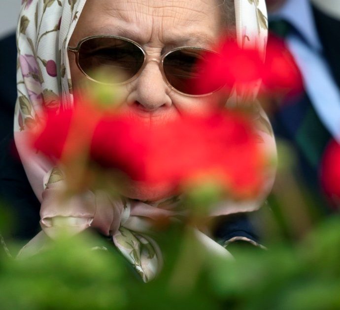 La regina Elisabetta II è tornata ad Ascot (e anche le scommesse sul colore del suo cappello) – FOTO e VIDEO