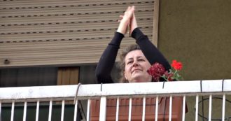 Silvia Romano, la gioia dei vicini di casa per la liberazione: applausi, musica e canti dai balconi della sua via a Milano