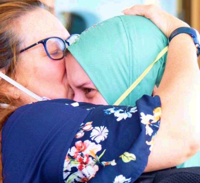 Silvia Romano, l’abbraccio con la madre (nel giorno della Festa della Mamma): “Sono stata forte”. L’istinto e la felicità battono le regole anti-Covid – FOTO