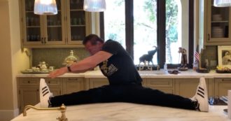 Copertina di Arnold Schwarzenegger ha 72 anni e a casa si allena così: il video dello stretching ha un finale tutto da ridere