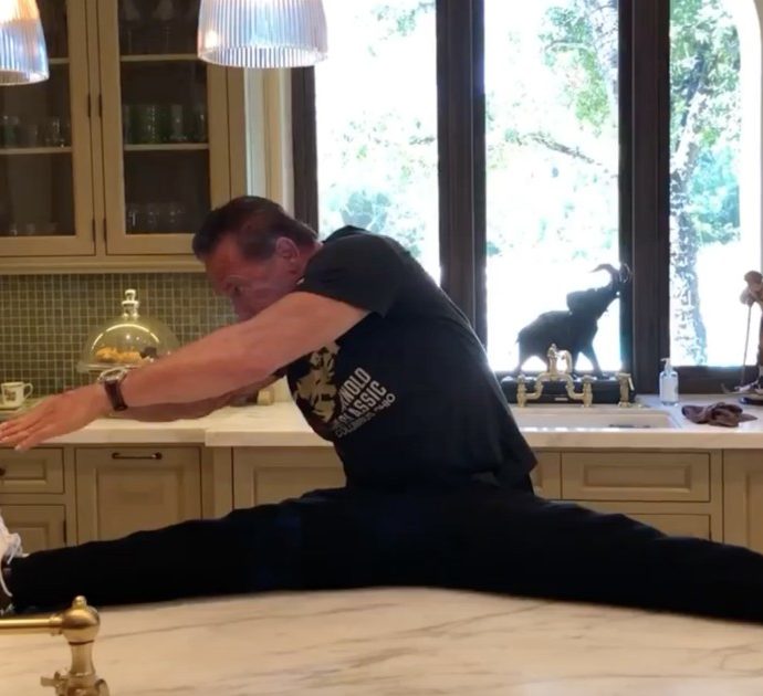 Arnold Schwarzenegger ha 72 anni e a casa si allena così: il video dello stretching ha un finale tutto da ridere