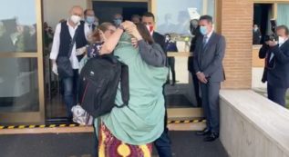 Copertina di Silvia Romano, il momento dell’arrivo all’aeroporto di Ciampino: i saluti e il lungo abbraccio con la famiglia