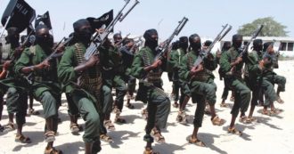 Copertina di Kenya, attacco jihadista del gruppo Shebaab: “Cinque persone uccise, alcuni sono stati decapitati”