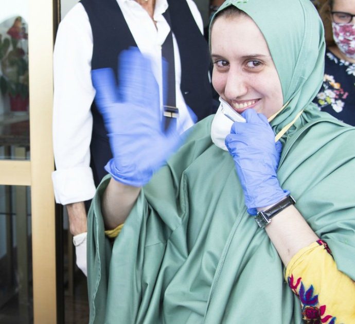 Silvia Romano libera: ecco che cos’è il “jilbab”, l’abito che indossava all’arrivo in Italia