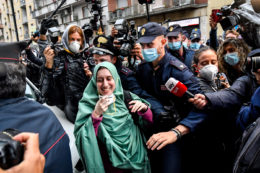 Copertina di Silvia Romano, comunità musulmana d’Italia pubblica un video di bentornato e lei risponde con un post: “Emozione grande, grazie a Dio”