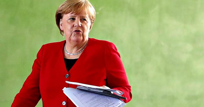 Coronavirus, in Germania l’indice del contagio resta sopra 1. Riaperture diverse in ogni Land, Lauterbach (Spd): “È presto, fase pericolosa”