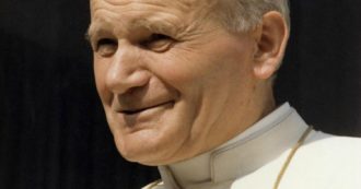 Copertina di Pedofilia, l’attacco del New York Times: “Giovanni Paolo II fatto santo troppo in fretta. La sua reputazione è caduta”