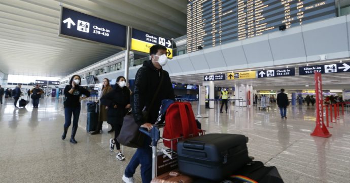 Covid, la decisione dell’Ue: “Via le mascherine in aereo e negli aeroporti dal 16 maggio”