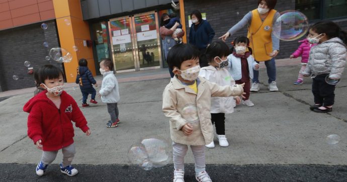 Coronavirus, Corea del Sud rinvia la riapertura delle scuole: aumento dei contagi causato da “super diffusore”