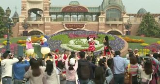 Copertina di Coronavirus, a Shanghai festa per la riapertura di Disneyland dopo tre mesi di lockdown: ingressi contingentati e distanze di sicurezza