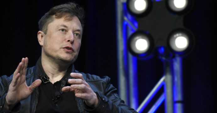 Elon Musk: “Gli alieni hanno costruito le piramidi”. L'”Indiana Jones” egiziano furioso