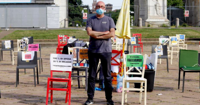 Coronavirus, uno dei ristoratori multati per la protesta all’Arco della Pace a Milano: “Ci servono aiuti. Sciopero della fame e dormo qui”