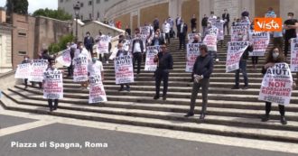 Copertina di Coronavirus, la protesta dei commercianti di Roma in piazza di Spagna: “Senza aiuti del governo il 18 maggio non possiamo riaprire”