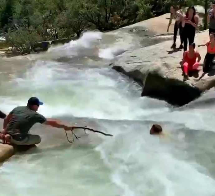 Attraversa il fiume ma resta bloccato nell’acqua: poliziotto fuori servizio lo salva così
