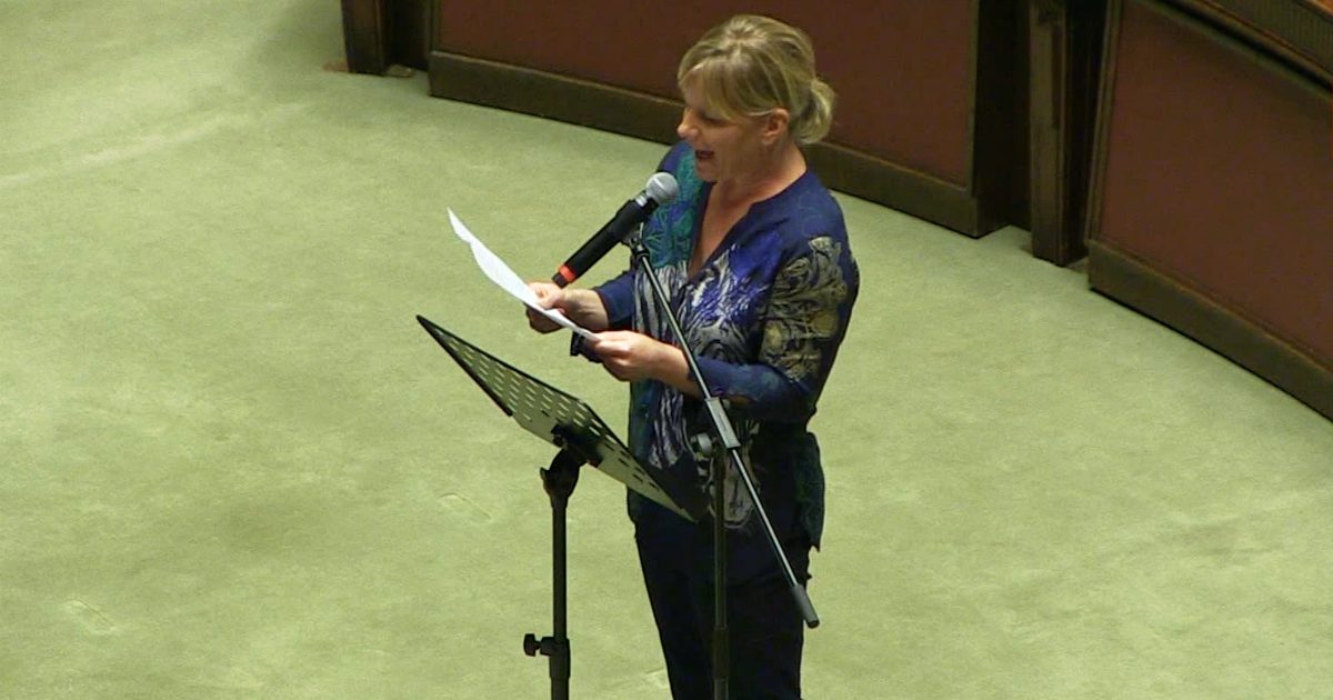 Camera, Cunial rischia il vilipendio per l’attacco complottista contro “pluripresidente della Repubblica”. Lei: “Napolitano, non Mattarella”