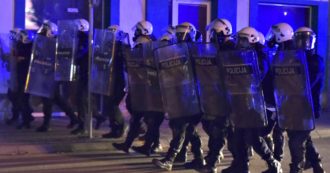 Copertina di Coronavirus, in Montenegro vescovo e 8 religiosi arrestati per aver violato le regole anti-contagio: proteste in piazza e scontri con la polizia