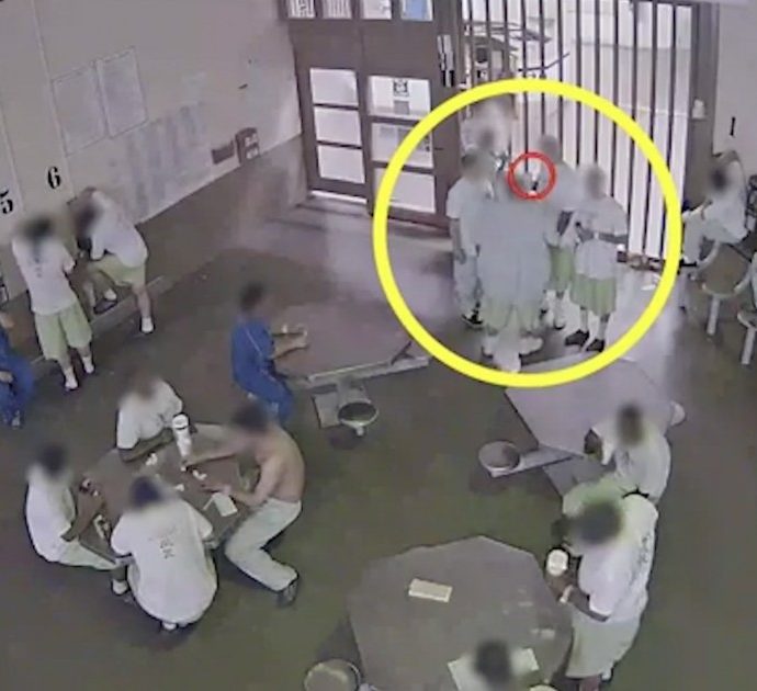 Covid party, detenuti provano ad infettarsi tra loro per essere scarcerati: la scena immortalata dalle telecamere di sorveglianza del carcere
