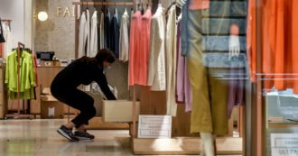 18 maggio, cosa cambia nei negozi: dagli ingressi contingentati e con mascherina all’utilizzo dei camerini. Sì ai resi, per molti orari più flessibili: “C’è voglia di shopping ma in sicurezza”- Ecco la guida