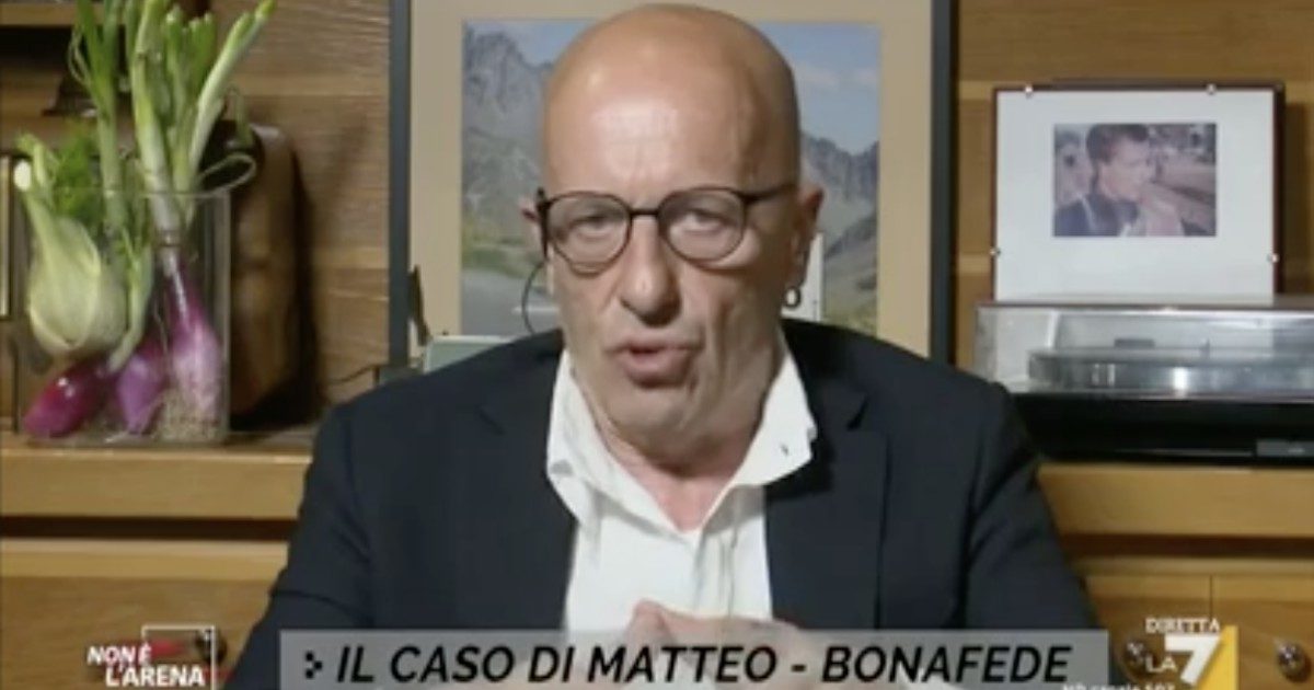 Alessandro Sallusti e il “mistero” dei cipollotti e dei finocchi: “Perché? Dovete chiederlo alla mia compagna”