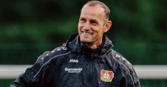 Copertina di Covid, la ripresa della Bundesliga è amara per il tecnico dell’Augsburg: niente panchina, è in quarantena per aver violato il lockdown