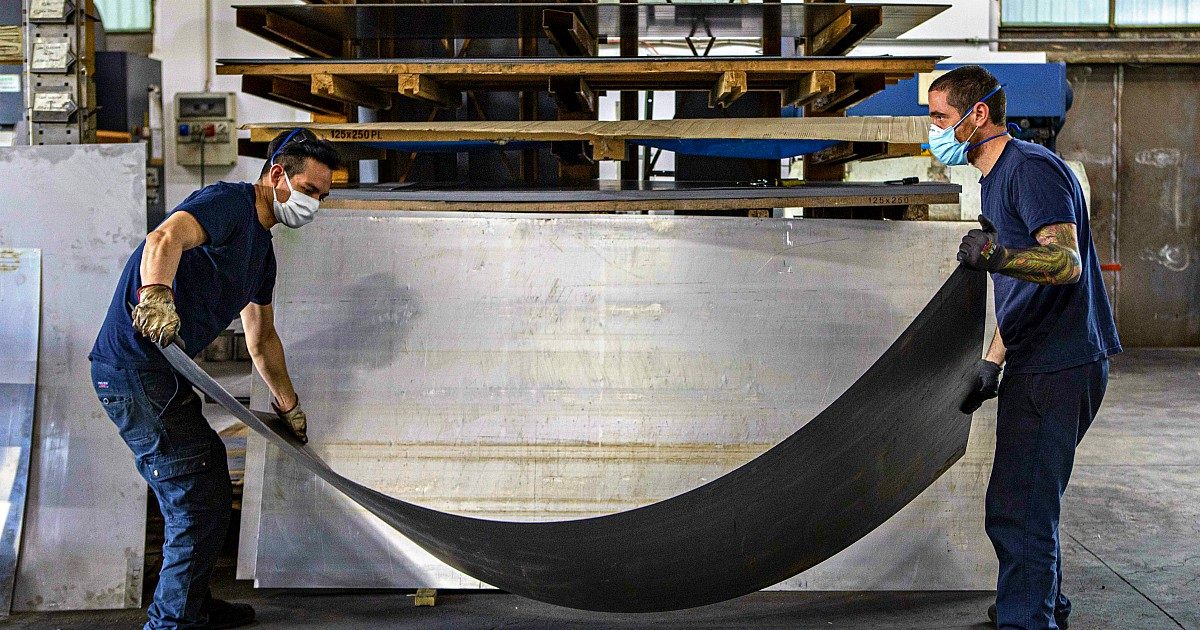 Coronavirus, i contagi come “infortunio sul lavoro”. Il giuslavorista: “Difficile provarlo”. Sindacati: “No allo scudo, servono chiarimenti”. La ministra Catalfo: “In arrivo un nuovo documento”