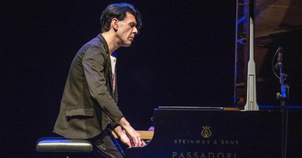 Sanremo 2025, l’omaggio di Carlo Conti a Ezio Bosso. La neoplasia al cervello, poi la malattia neurodegenerativa: chi era il pianista morto a 48 anni