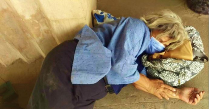 Egitto, dorme in strada davanti alla prigione dove è detenuto suo figlio: la protesta della scienziata contro il regime di al-Sisi