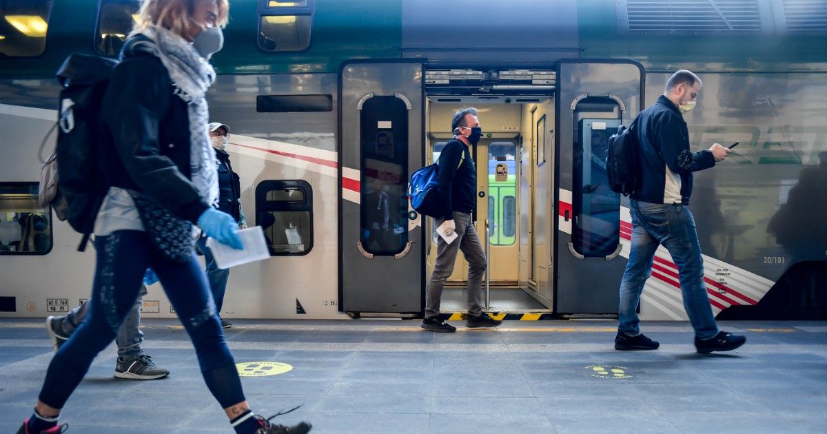 Distanziamento sui mezzi pubblici, regioni in ordine sparso. In Lombardia regole diverse tra treni e metro. De Micheli: “Ministero decide solo su alta velocità”