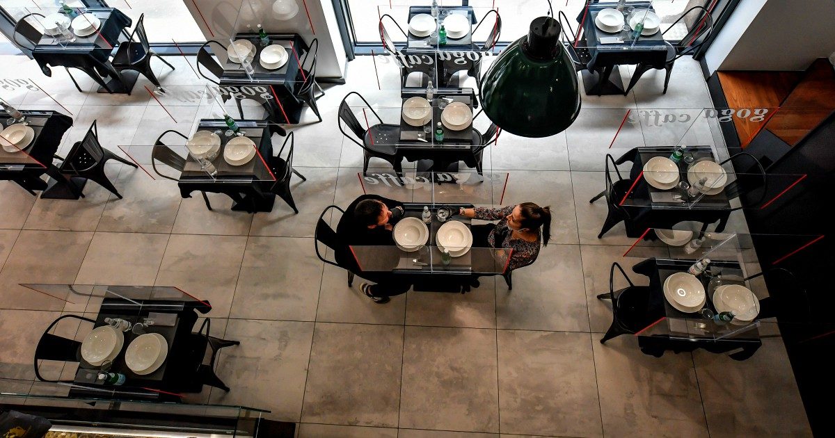 Fase 2, ecco le nuove linee guida: le regole da rispettare in bar, ristoranti, negozi, mercati e sulle spiagge. E dal 3 giugno spostamenti tra Regioni e frontiere aperte tra Paesi Ue