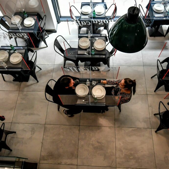 Fase 2, ecco le nuove linee guida: le regole da rispettare in bar, ristoranti, negozi, mercati e sulle spiagge. E dal 3 giugno spostamenti tra Regioni e frontiere aperte tra Paesi Ue