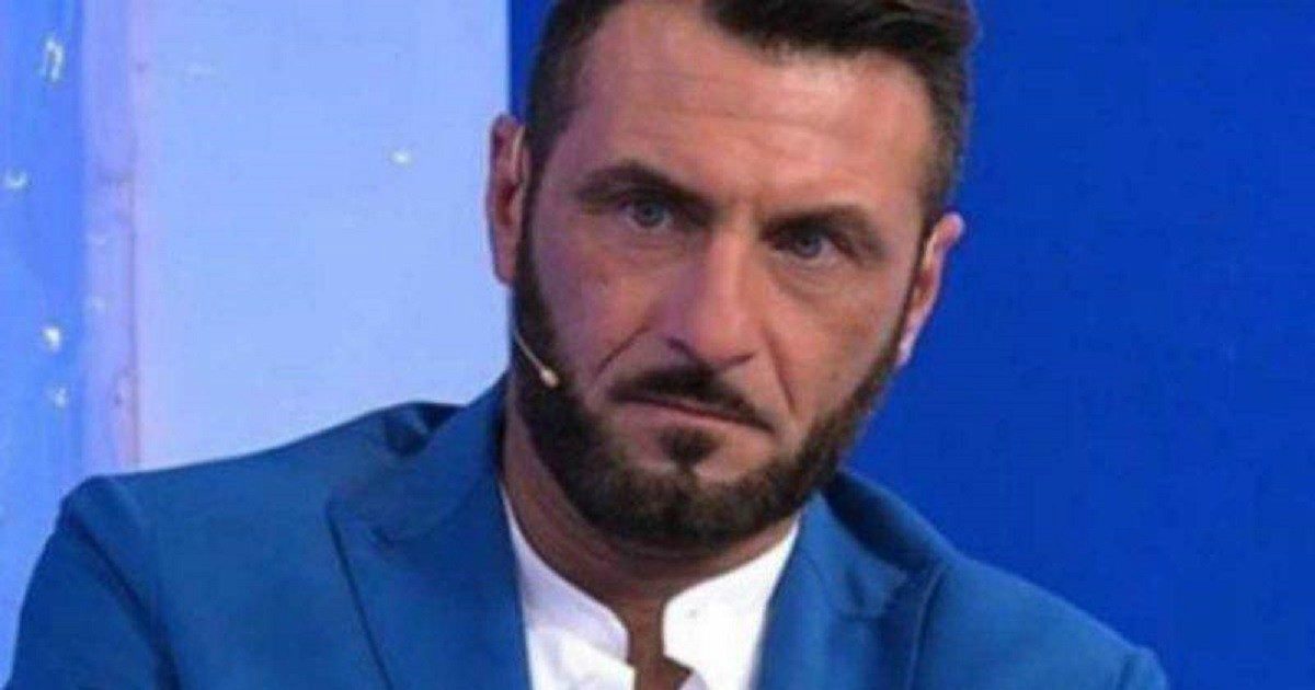 Sossio Aruta, l’ex concorrente del Grande Fratello: “Non so dove sbattere la testa, continuo a vendere la frutta al supermercato ma non posso sopravvivere così”