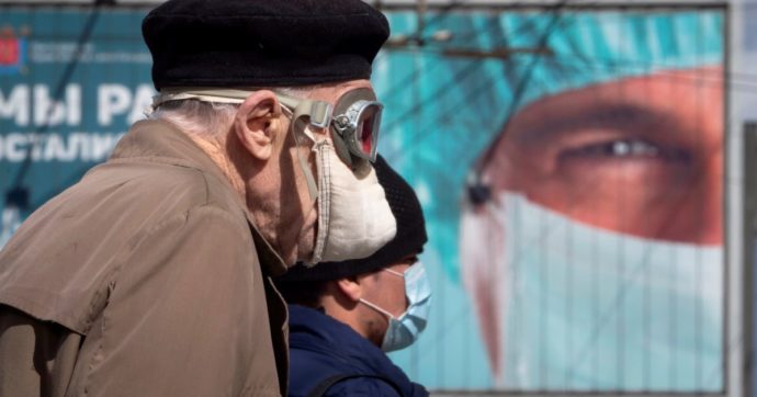 Medici e infermieri eroi, ma solo a parole. Lo stipendio resta fermo a 500 euro al mese