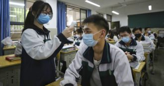 Copertina di Coronavirus, a Wuhan tamponi a tappeto per trovare gli asintomatici. “Strategia per garantire ripresa di fabbriche, uffici e scuole”