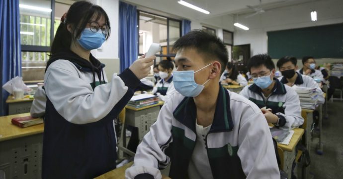 Coronavirus, a Wuhan tamponi a tappeto per trovare gli asintomatici. “Strategia per garantire ripresa di fabbriche, uffici e scuole”